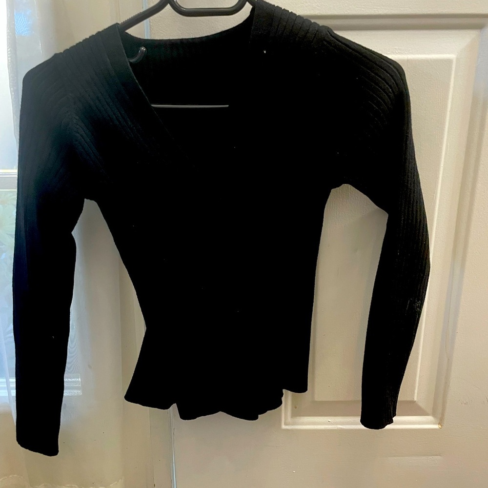 Classy, Solid, and V-NECK wool LONG-SLEEVE. Wool material.